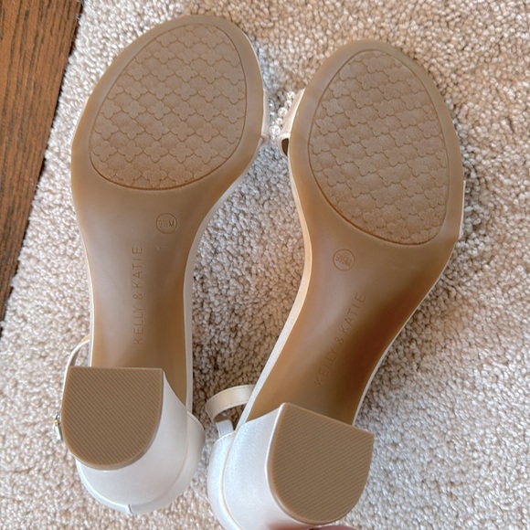 NWT Kelly & Katie Pearl Embellished Heels - Picture 4 of 4
